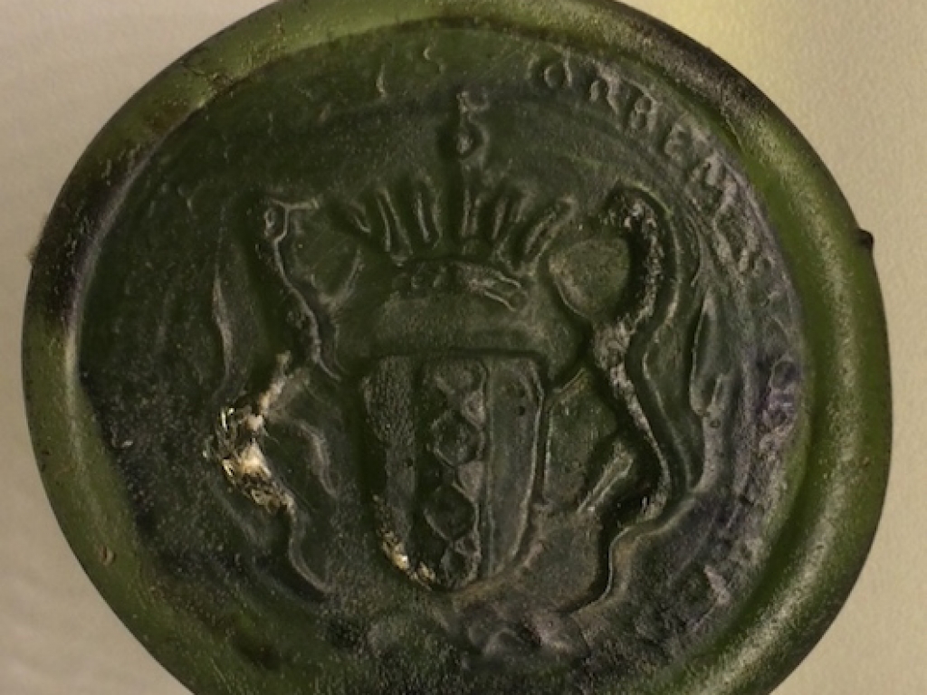 Beautiful wine-bottle seal of glass with the escutcheon of Amsterdam (front)