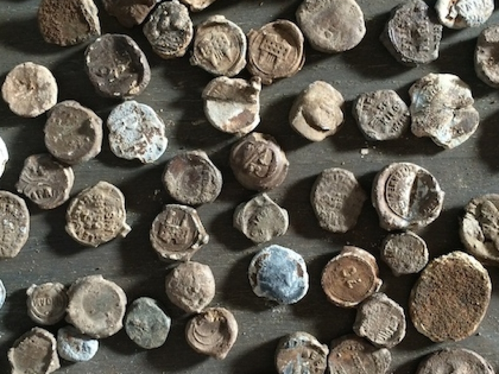 Many different lead seals