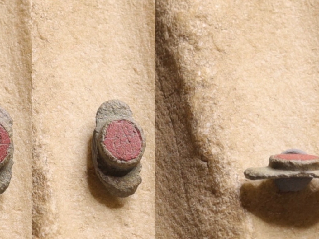 Fragment Roman ring with red enamel