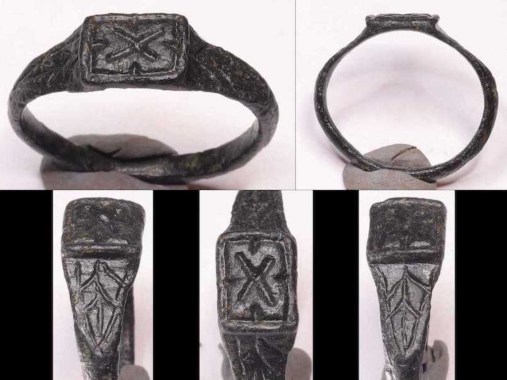 Rare Merovingian ring with a beautiful cross motive