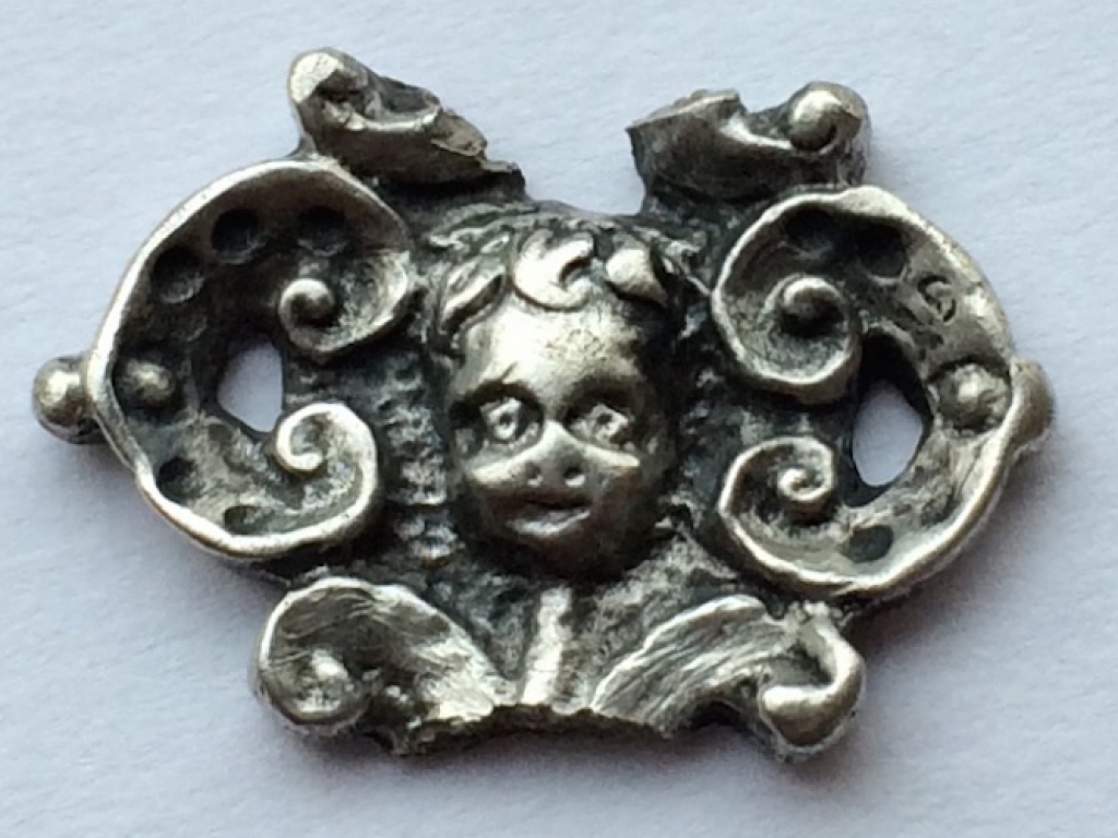 Beautiful piece of a silver clothes fastener. Unfortunately broken on both sides