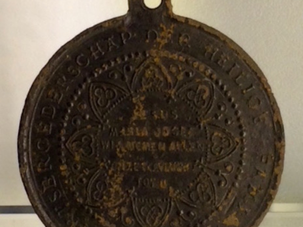 A beautiful medal sacres hearts of Jesus, Mary and Joseph - back
